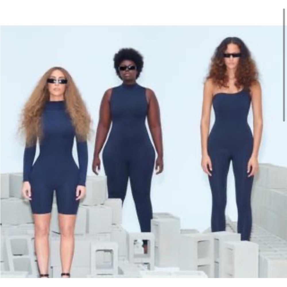 SKIMS ALL IN ONE LONG SLEEVE MID THIGH BODYSUIT ONESIE IN ONYX NWT! - Picture 8 of 11